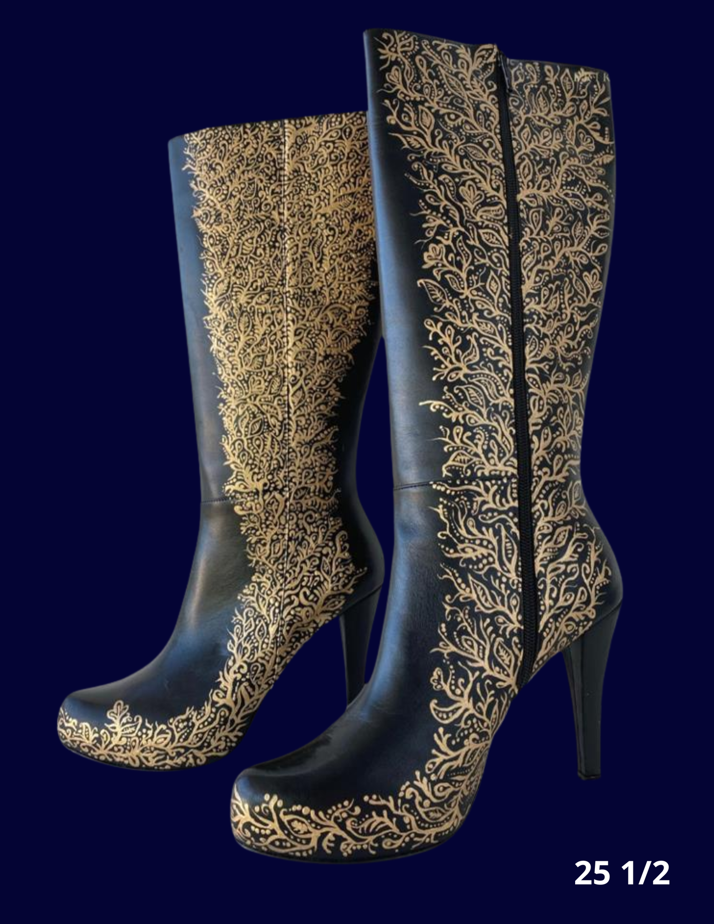 BOTAS NEGRAS PINTADAS ESTILO FLORAL EN TONOS DORADOS