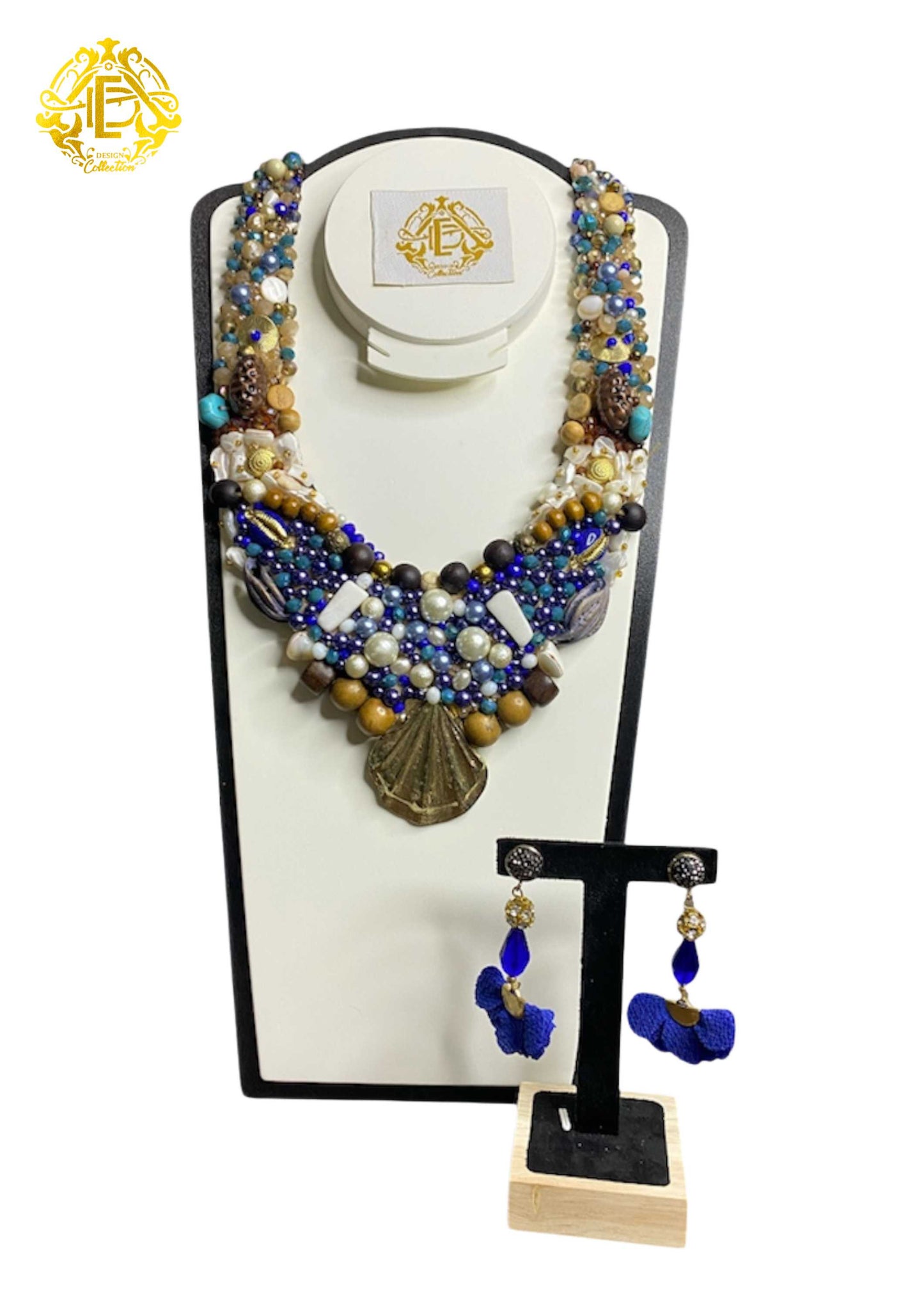 Collar color azul y blanco bordado de chaquiron, piedra y perlas, con dije de concha dorado.