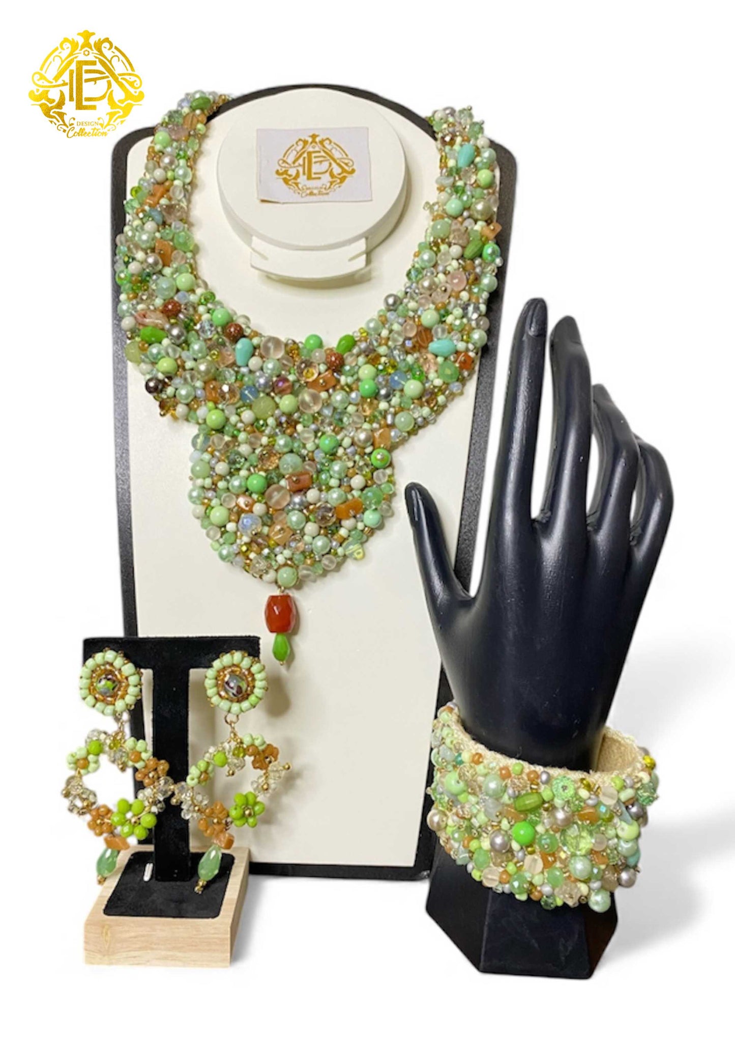 Collar color verde bordado de piedra, perla sintética y cristal