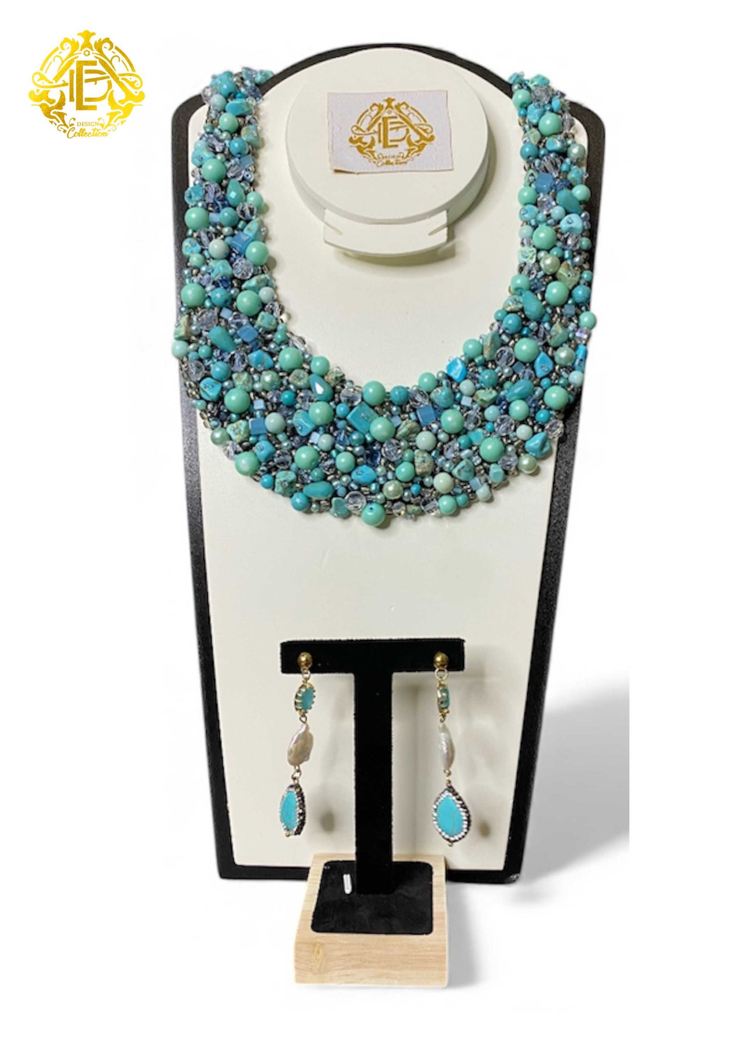 Collar azul aqua bordado de perla sintética, piedra y cristal.