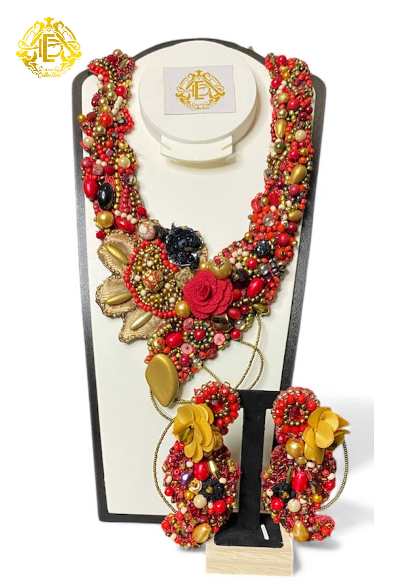 Collar color rojo, amarillo y negro, bordado de chaquiron, lentejuela, flor de tela, perla sintetica.