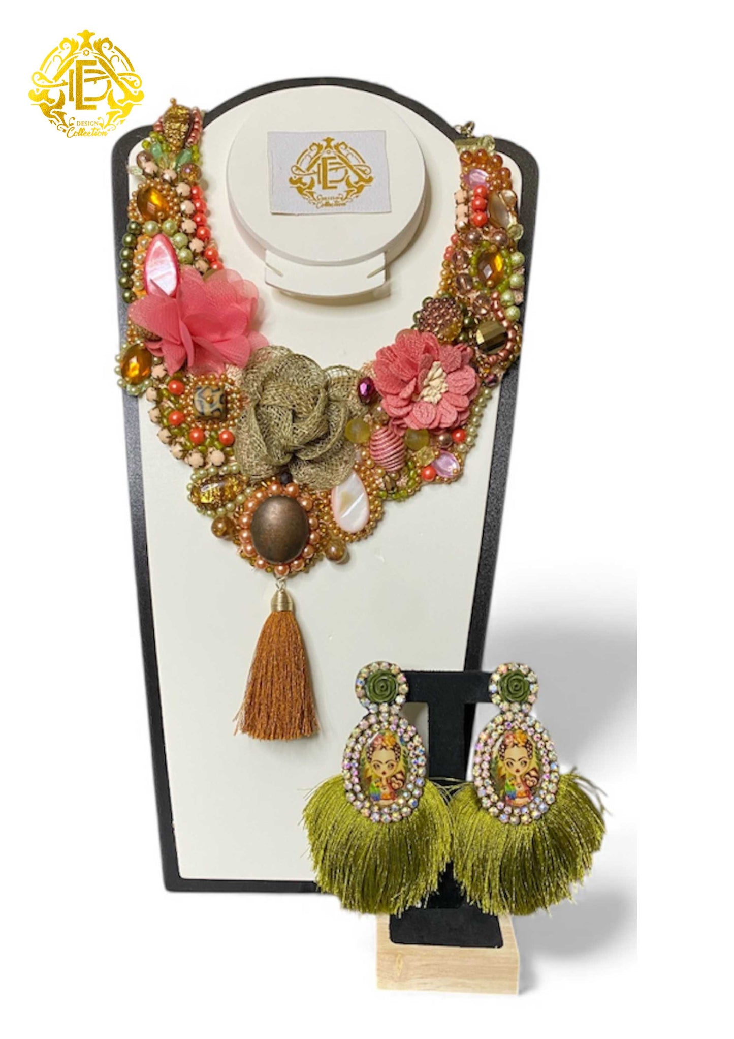 Collar color verdoso con detalle rosa, bordado de chaquiron, perla sintetica, piedra, cristal y flor de tela.