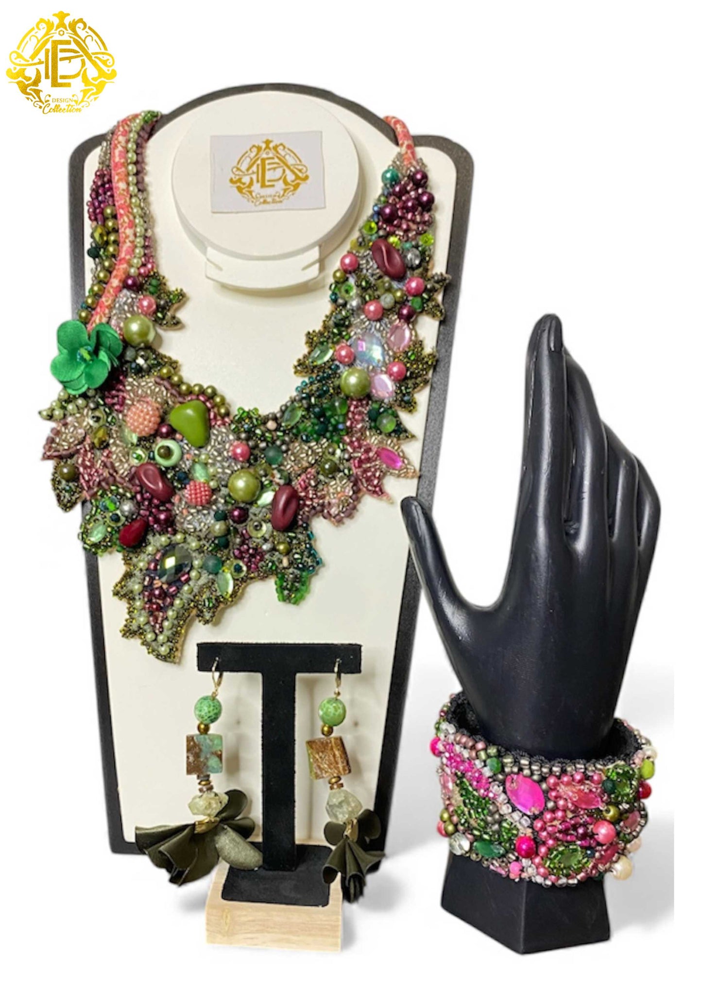Collar verde con tonos rosas, bordado de chaquiron, perla sintetica, cristal, lentejuela y piedra.