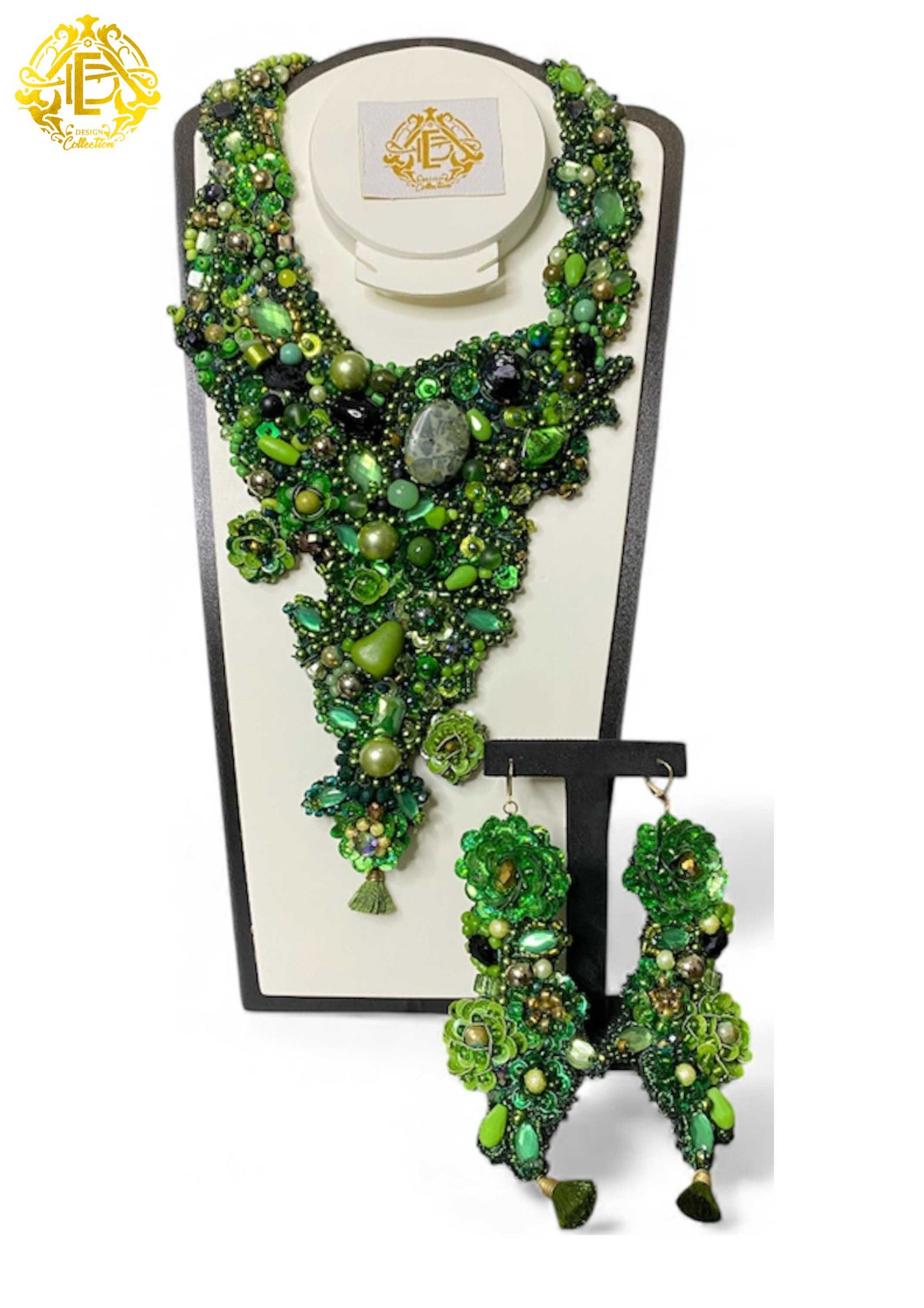 Collar color verde bordado de chaquiron, perla sintética, piedra y cristal