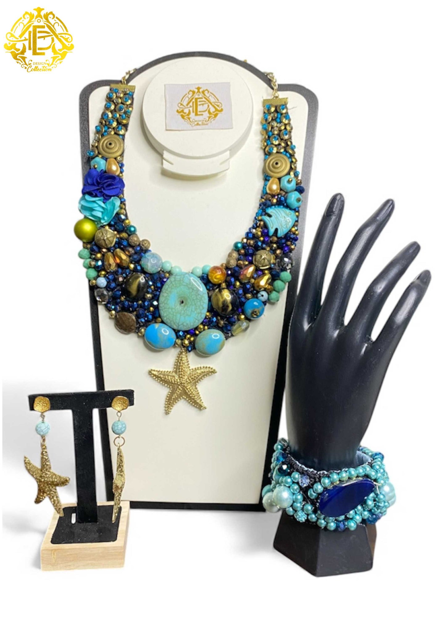 Collar color azul bordado de chaquiron, cristal, piedra, flor de tela y dije de estrella de mar