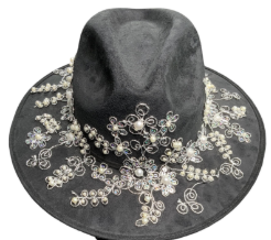 Sombrero negro con bordado plateado