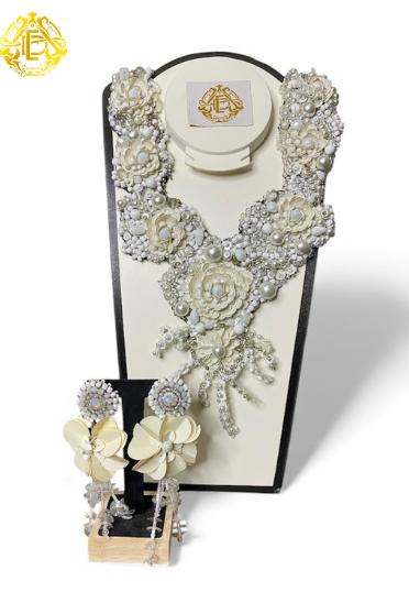 Collar blanco bordado de chaquiron, perla sintetica y lentejuela