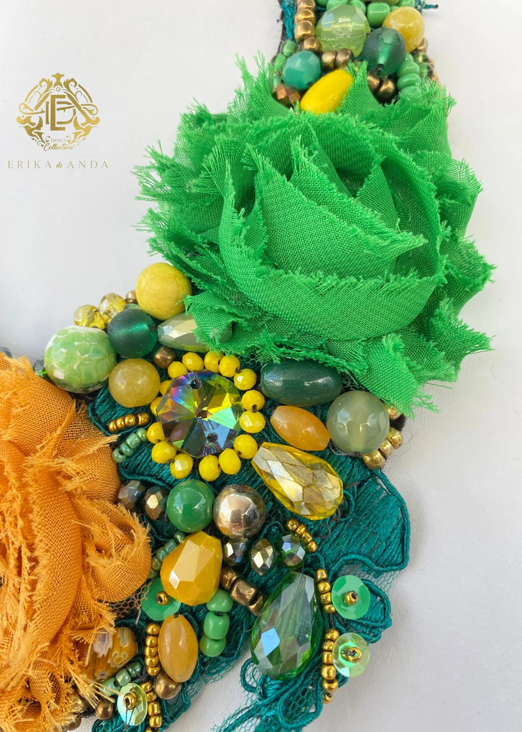 COLLAR DE FLORES DE CHIFÓN CON ARETES