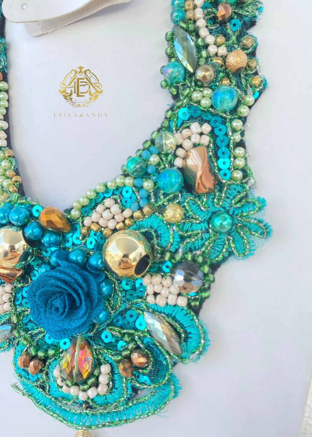 COLLAR DE MOTAS DE HILO