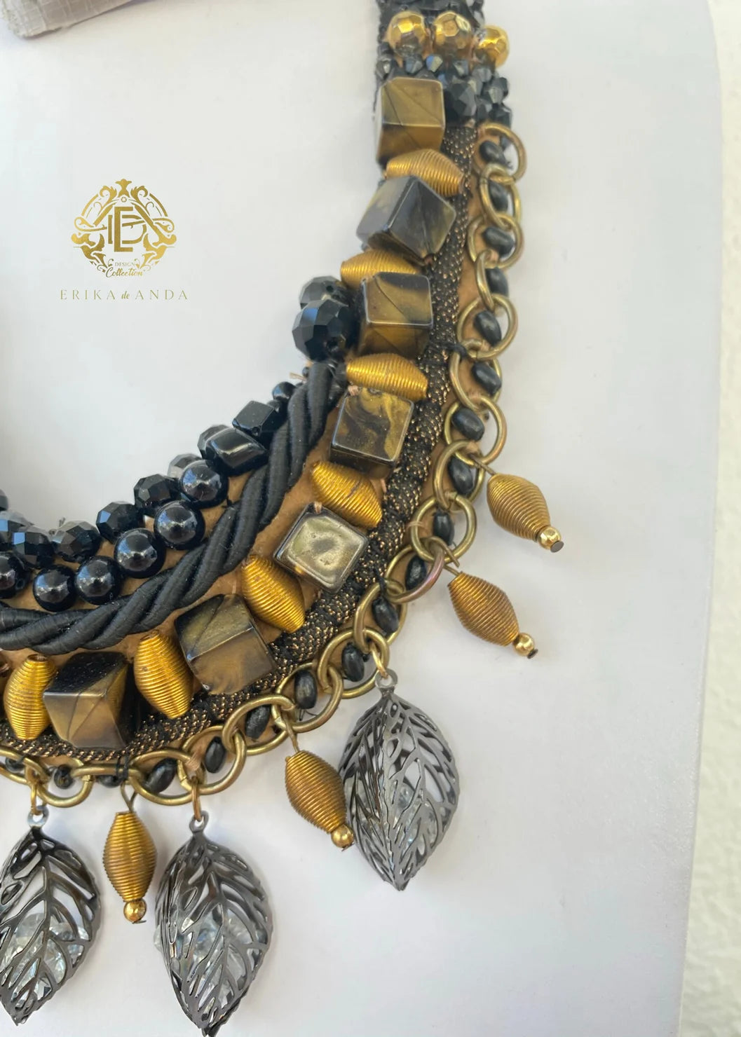 COLLAR DE FLORES DE METAL CON ARETES