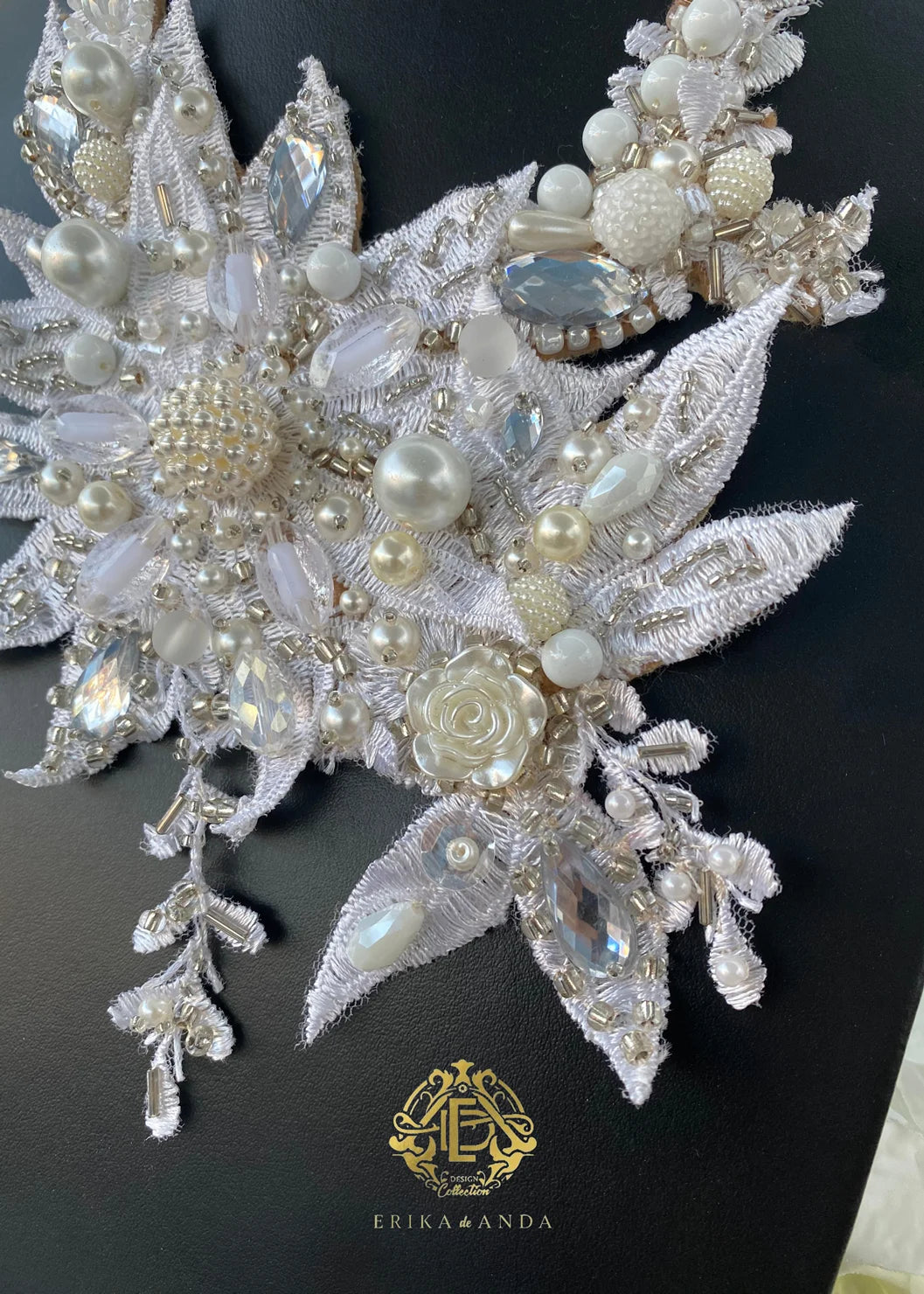 COLLAR DE PERLAS Y CRISTALES CON ARETES