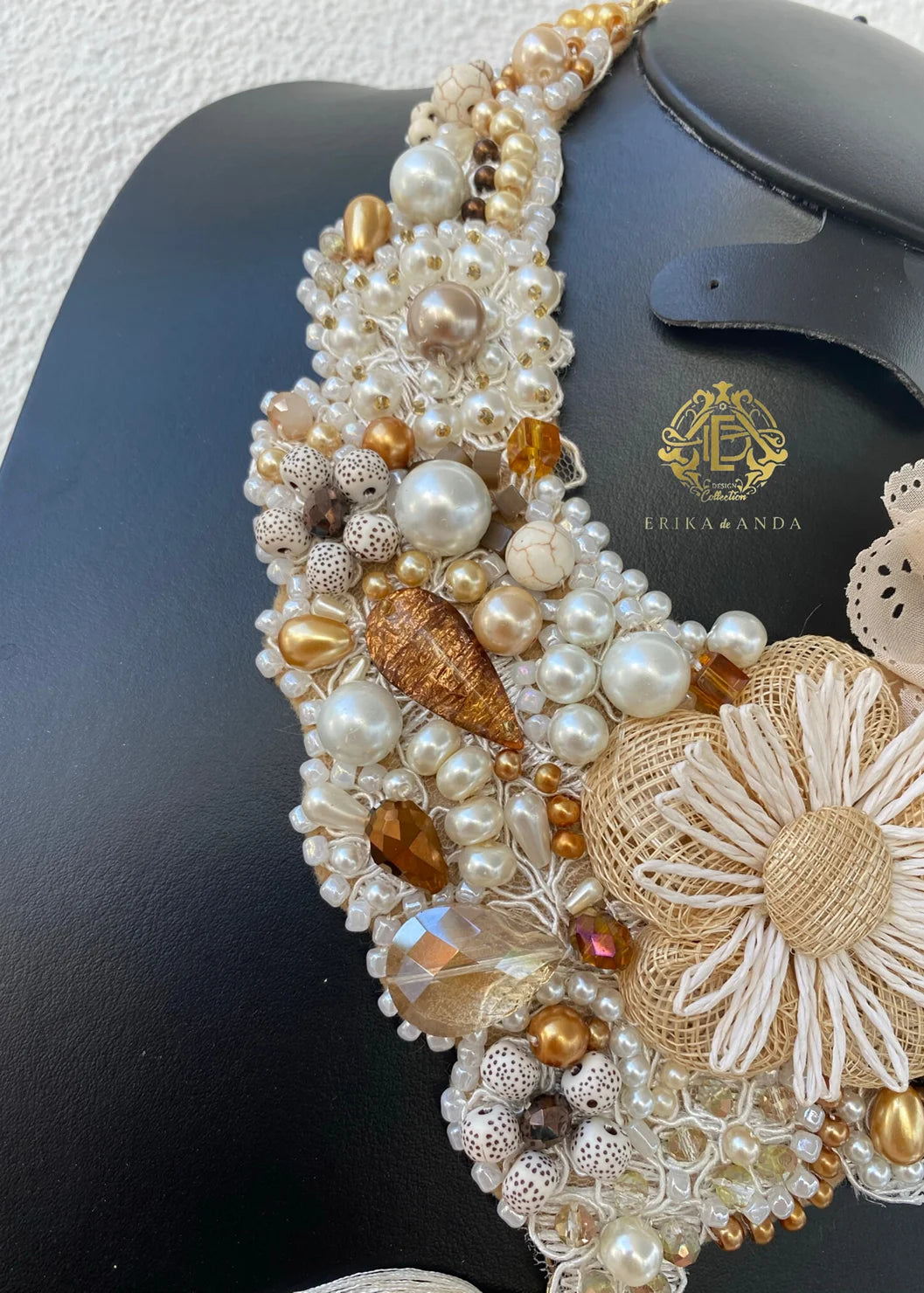 COLLAR FLOR DE CHIFÓN CON PERLAS Y ARETES