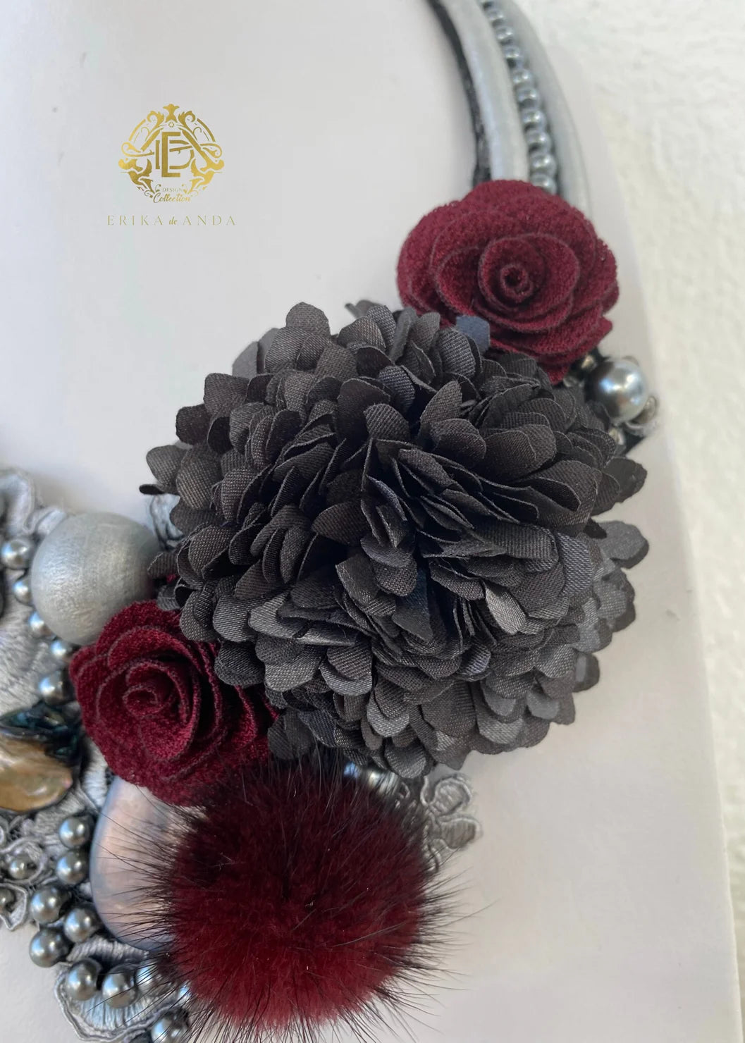 COLLAR CON POMPÓN Y PERLAS CON ARETES