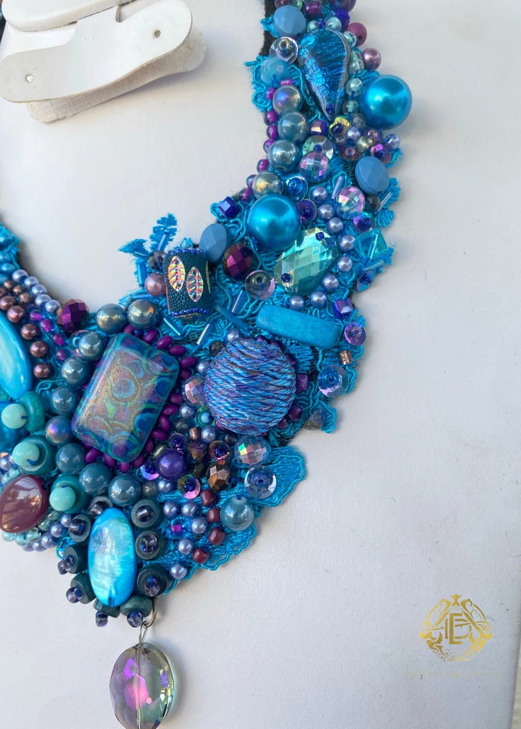 COLLARES ENCAJE Y PIEDRAS AZULES CON ARETES