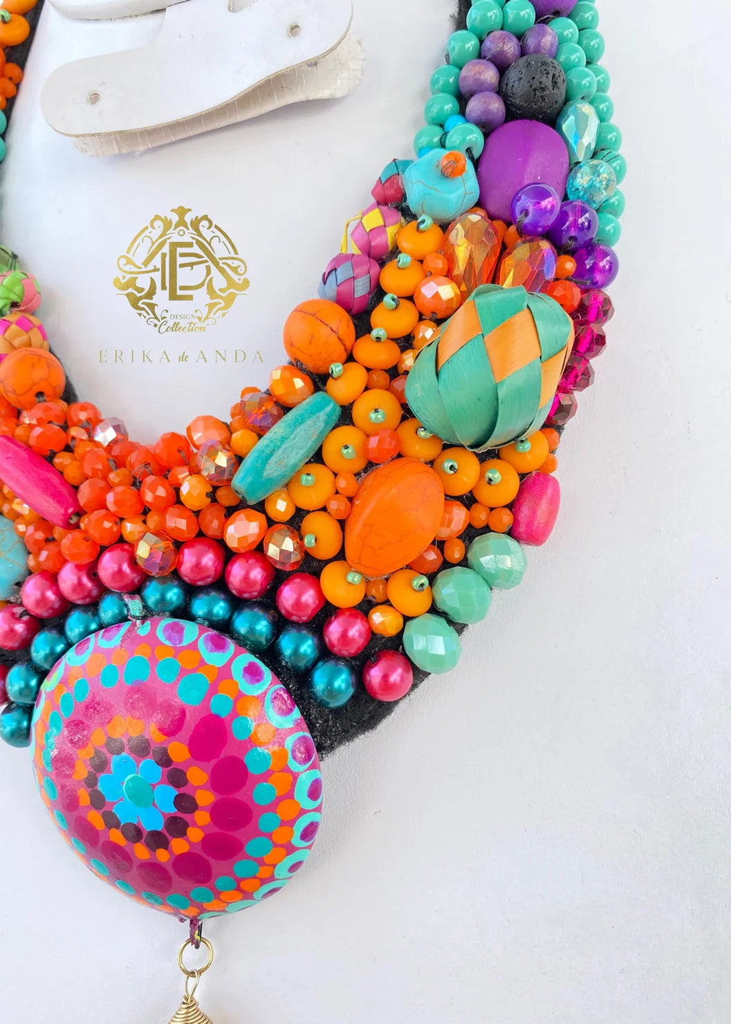 COLLAR DE CIRCULO MULTICOLOR CON ARETES