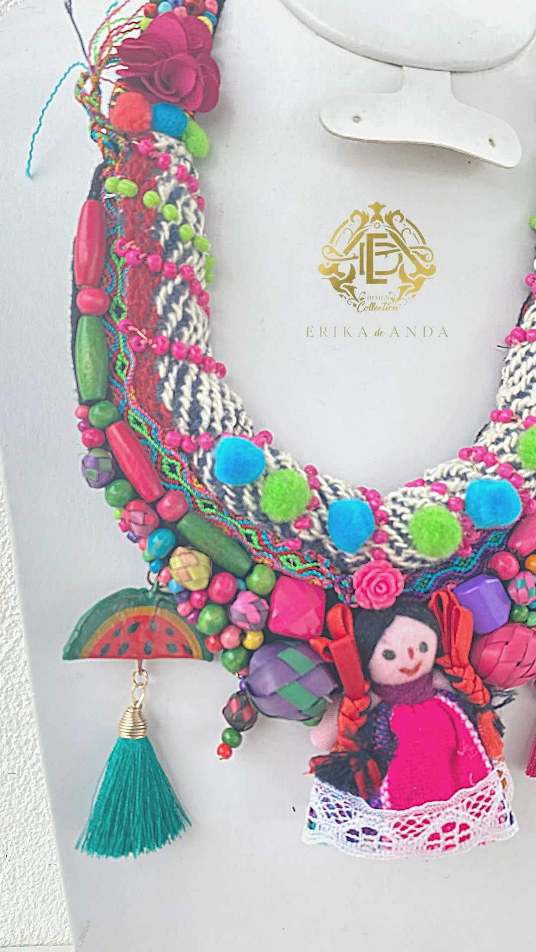 COLLAR DE MUÑECA CON ARETES