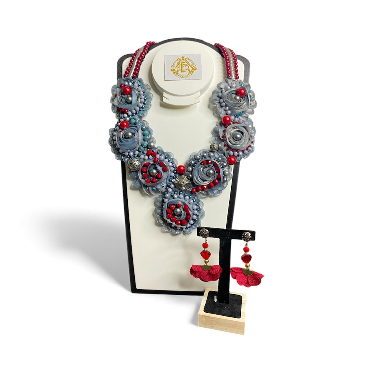 COLLAR FLOR DE CHIFON ROJO CON PERLAS BLANCAS.