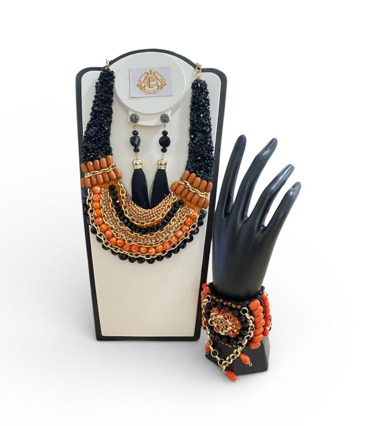COLLAR NEGRO CON TONOS NARANJAS BORDADO A MANO