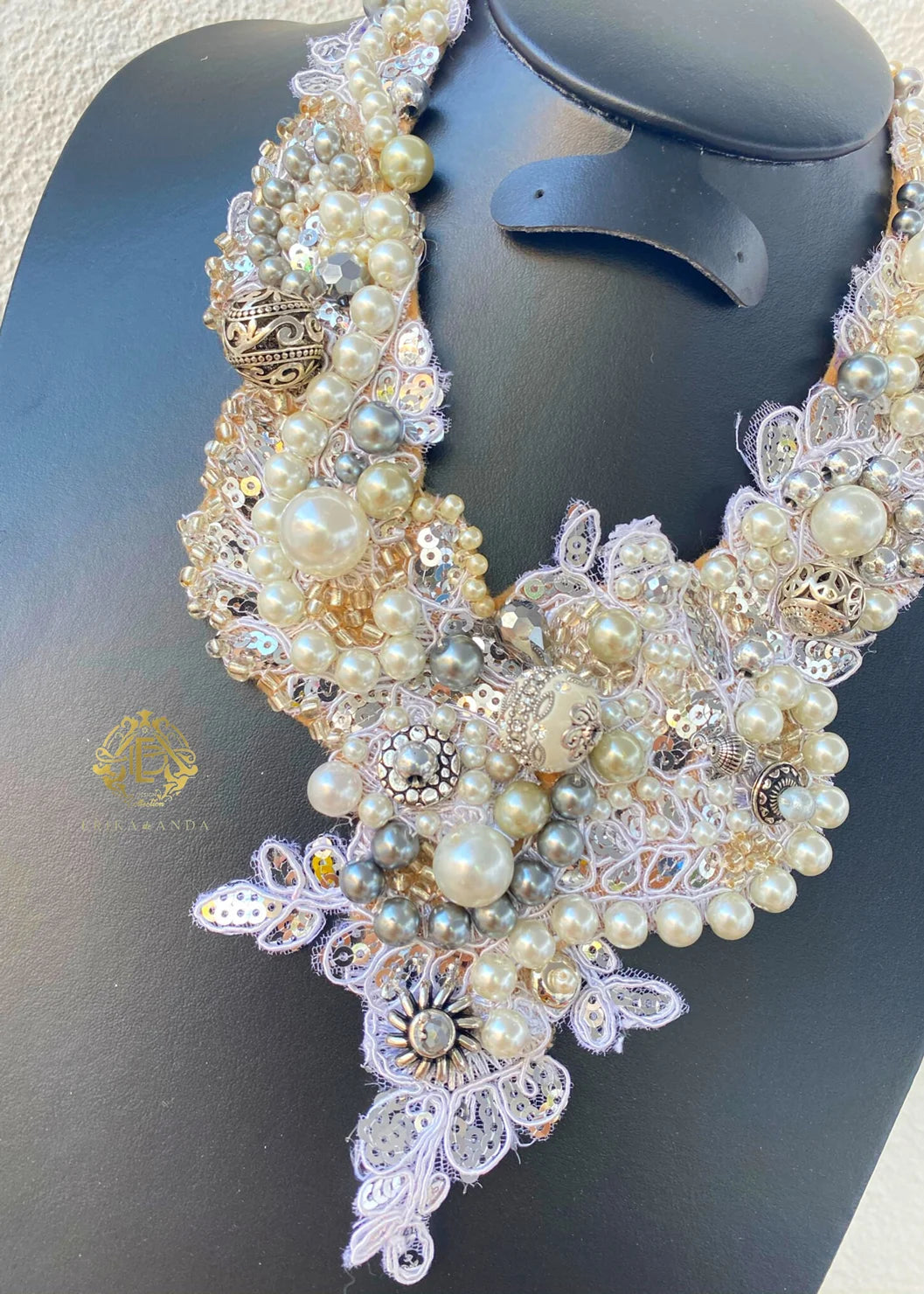 COLLAR BORDADO CON PERLA BLANCA CON ARETES Y PULSERA