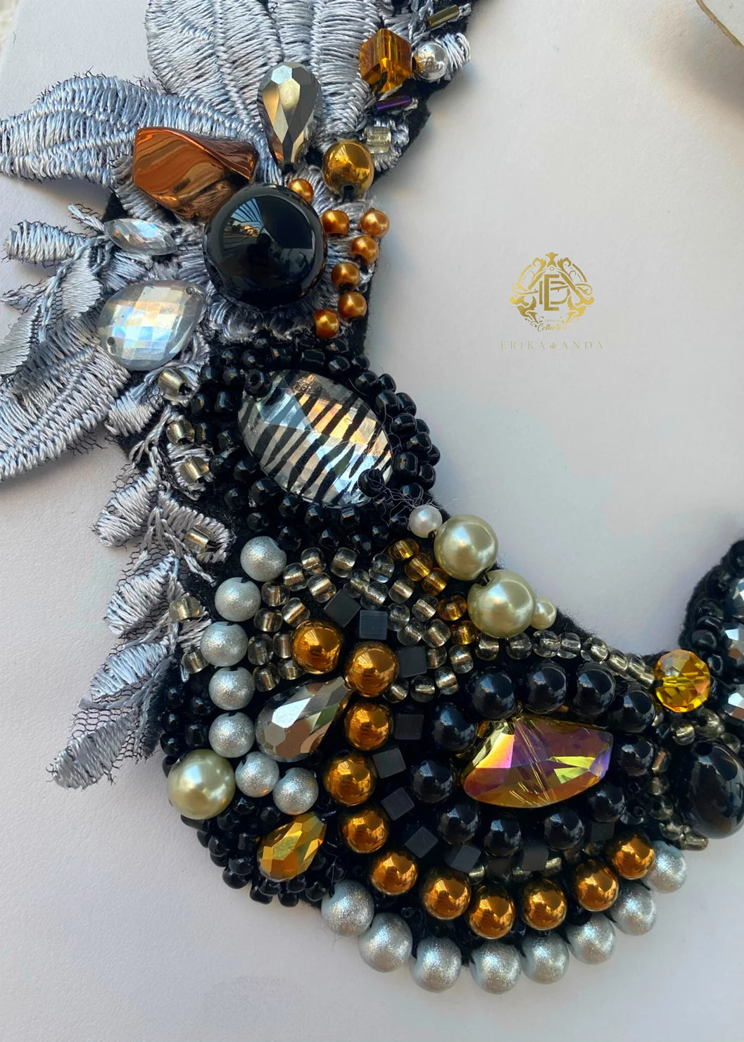 COLLAR NEGRO CON FLOR BORDADA, METALES CON ARETES Y PULSERA