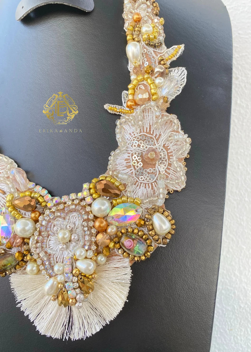 COLLAR BLANCO DE TELA CON ARETES Y PULSERA