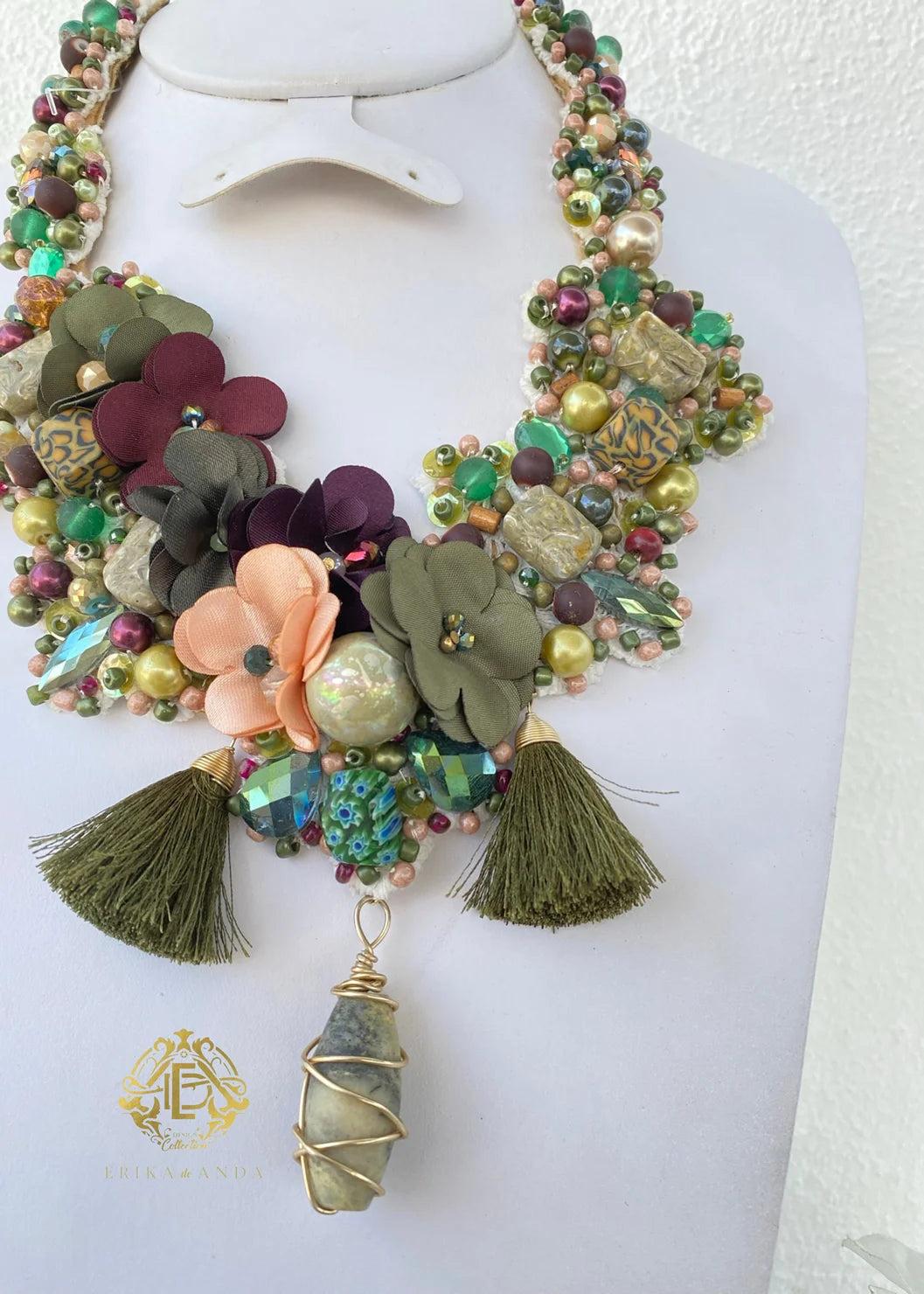 COLLAR VERDE DE FLOR DE TELA CON ARETES Y PULSERA