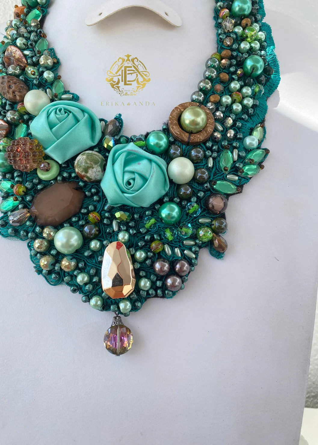COLLAR VERDE DE PERLAS CON ARETES Y PULSERA