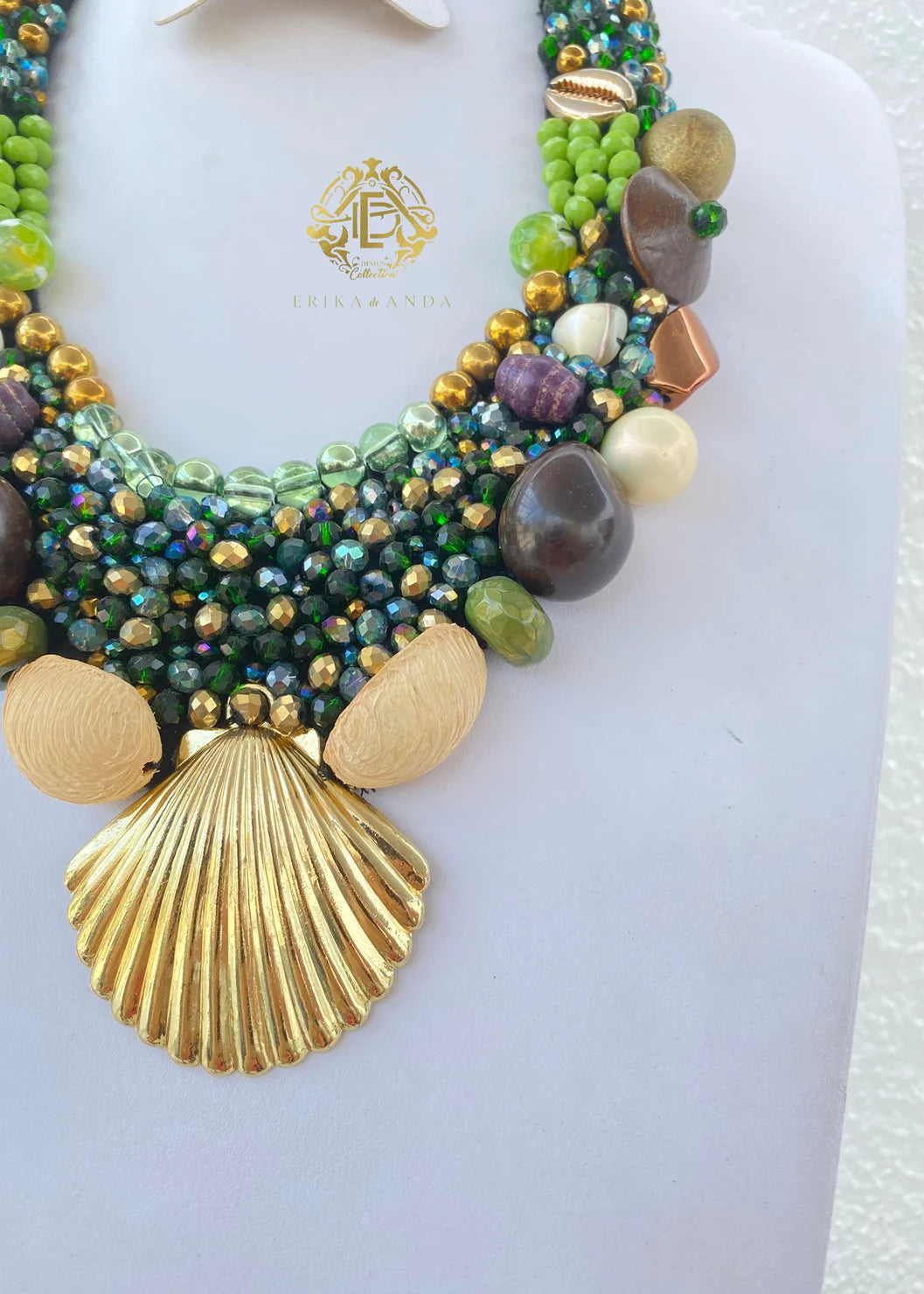 COLLAR VERDE DE CONCHA DE METAL, CON ARETES Y PULSERA
