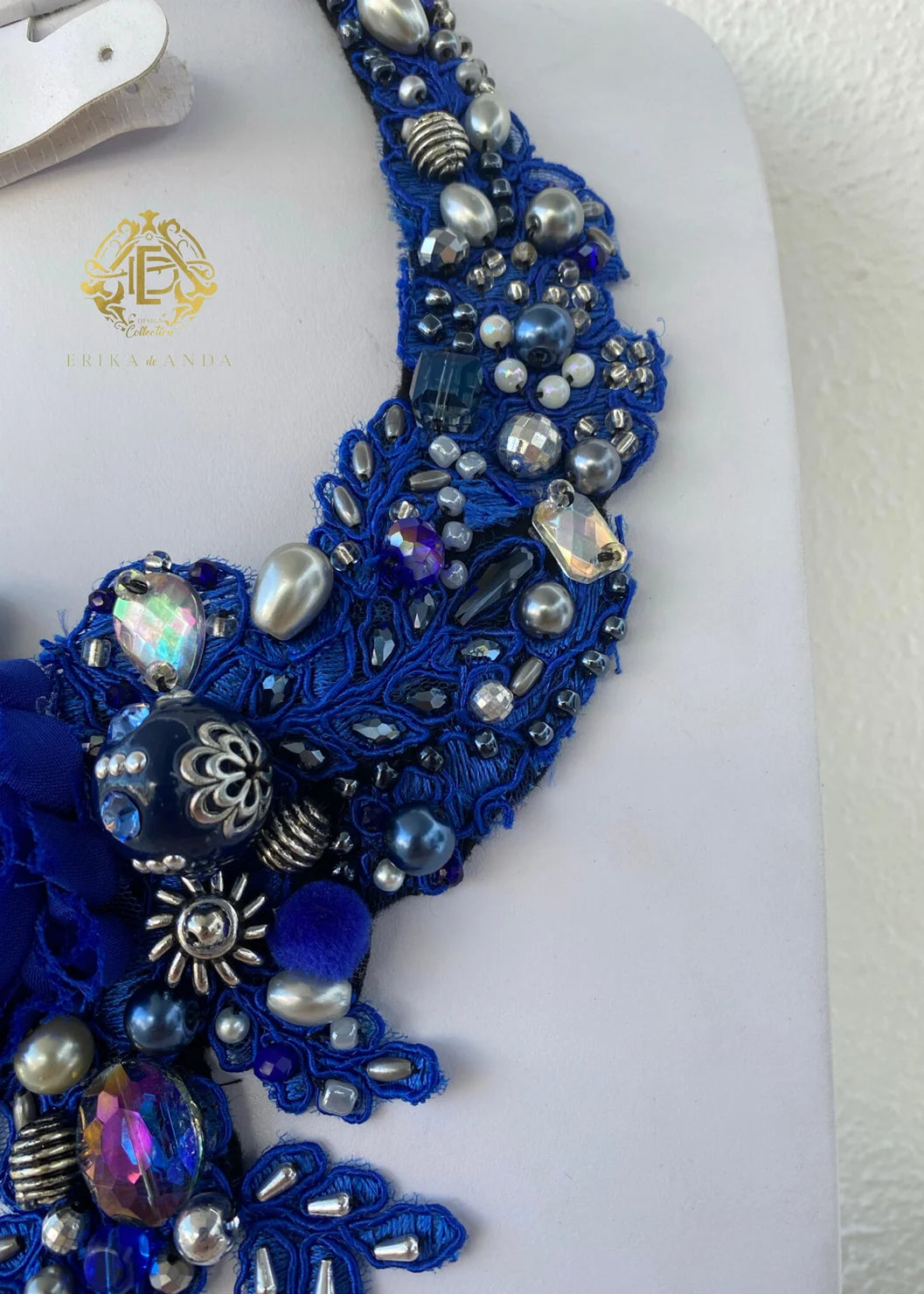 COLLAR DE ENCAJE AZUL CON CRISTAL Y ARTES
