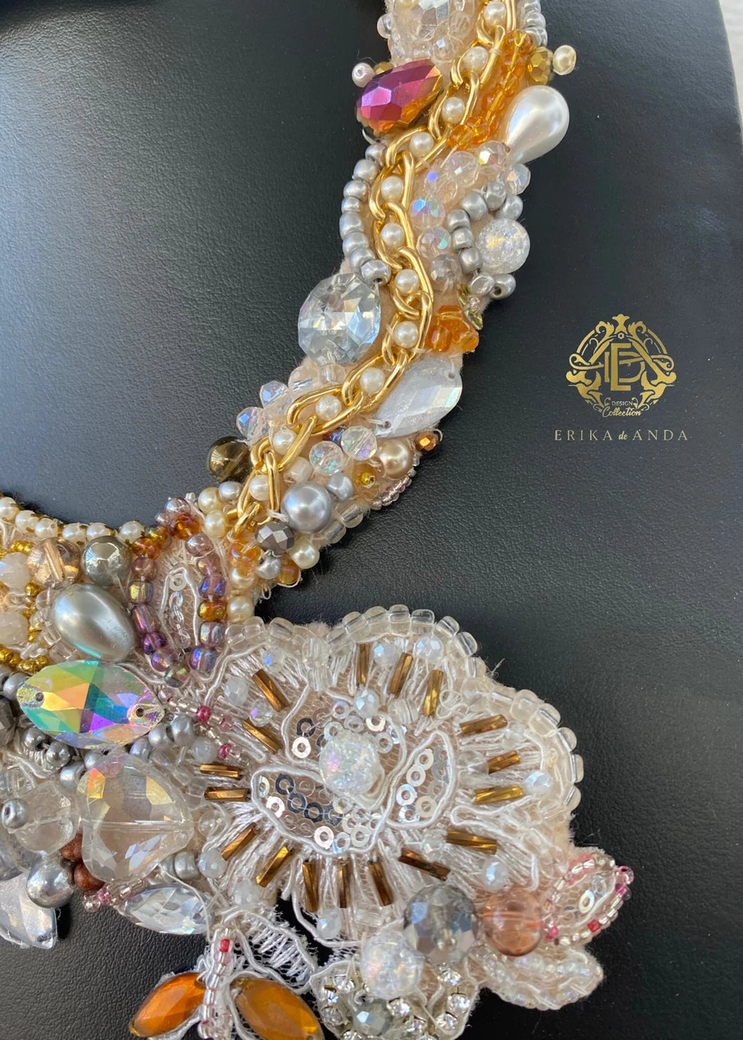 COLLAR ENCAJE BLANCO CON CRISTAL Y ARETES