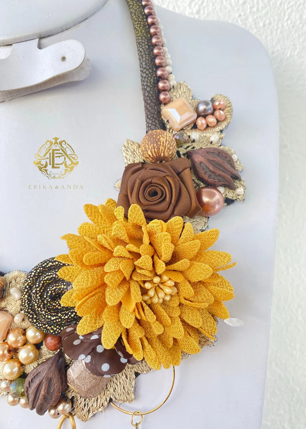 COLLAR CON ERRAJE Y FLOR DE CHIFÓN CON ARETES