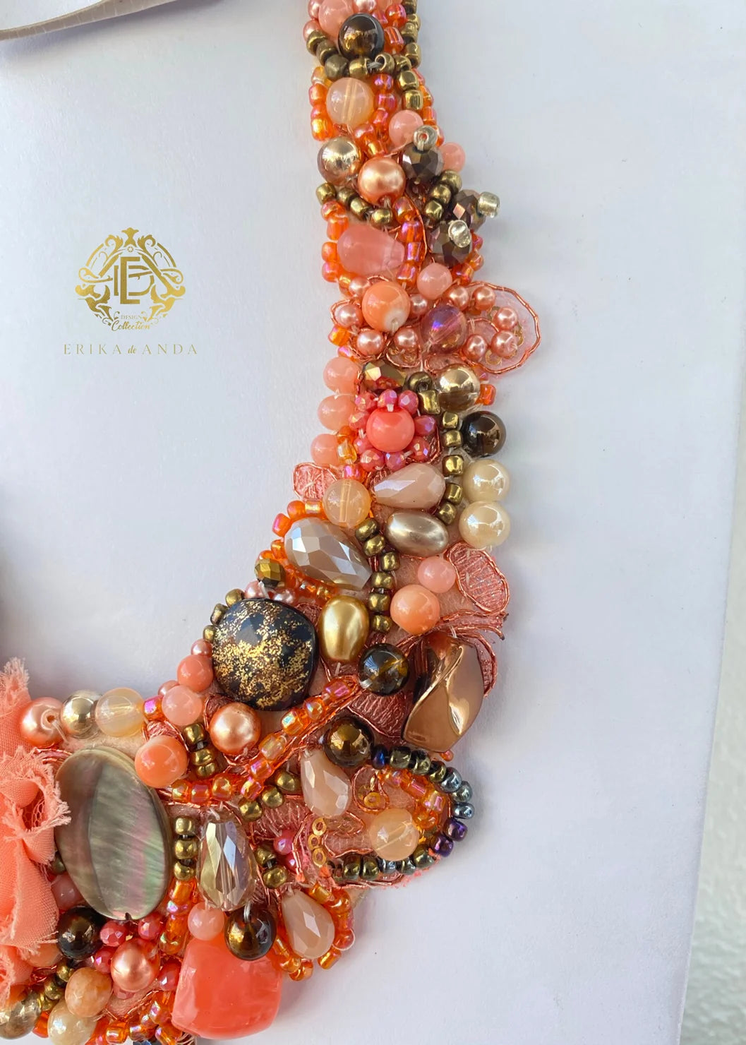 COLLAR ENCAJE CORAL CLARO CON FLOR DE CHIFÓN Y ARETES