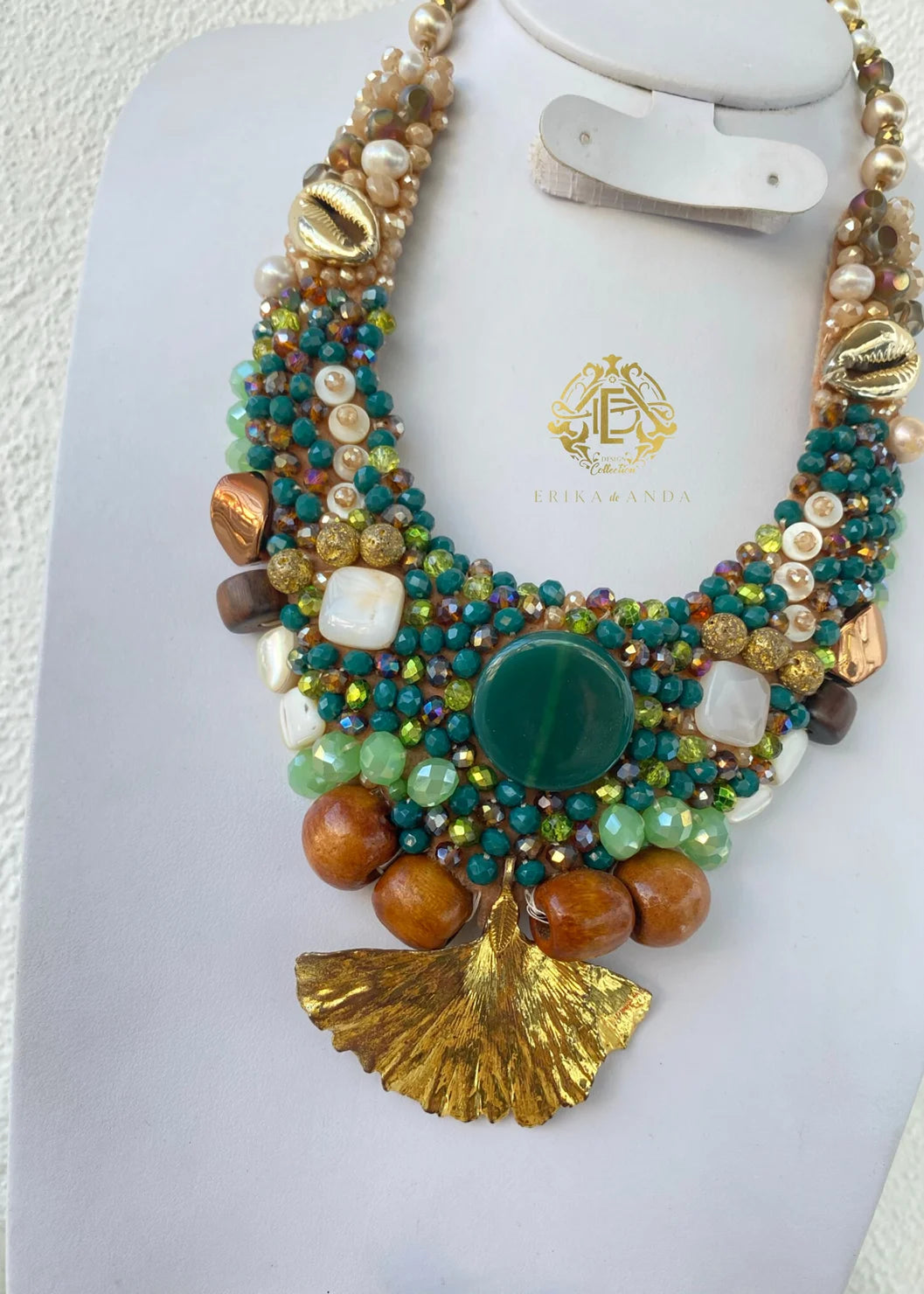 COLLAR DE MAR CON CONCHAS DE MAR DORADO Y ARETES