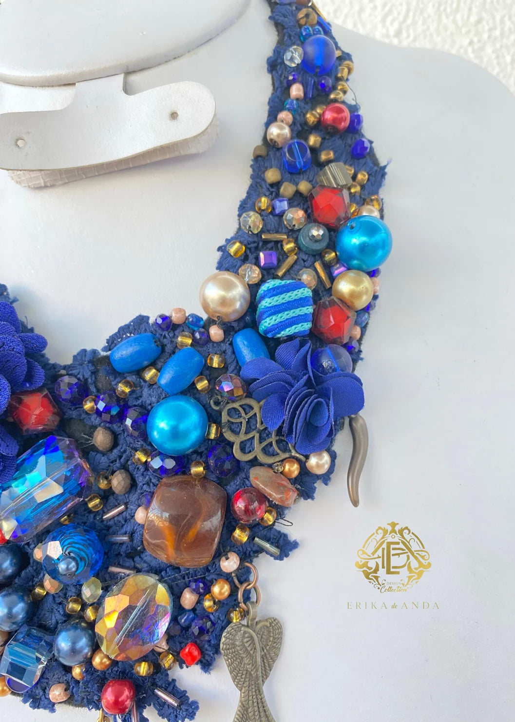COLLAR CON DIJES DE METAL Y CRISTAL CON ARETES