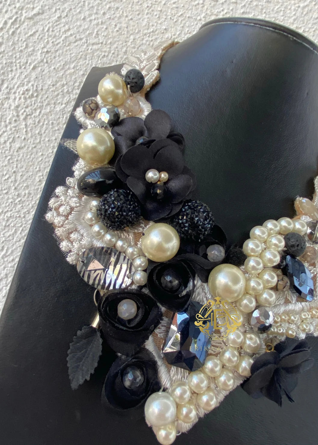 COLLAR ENCAJE BLANCO CON FLORES DE TELA NEGRAS Y ARETES