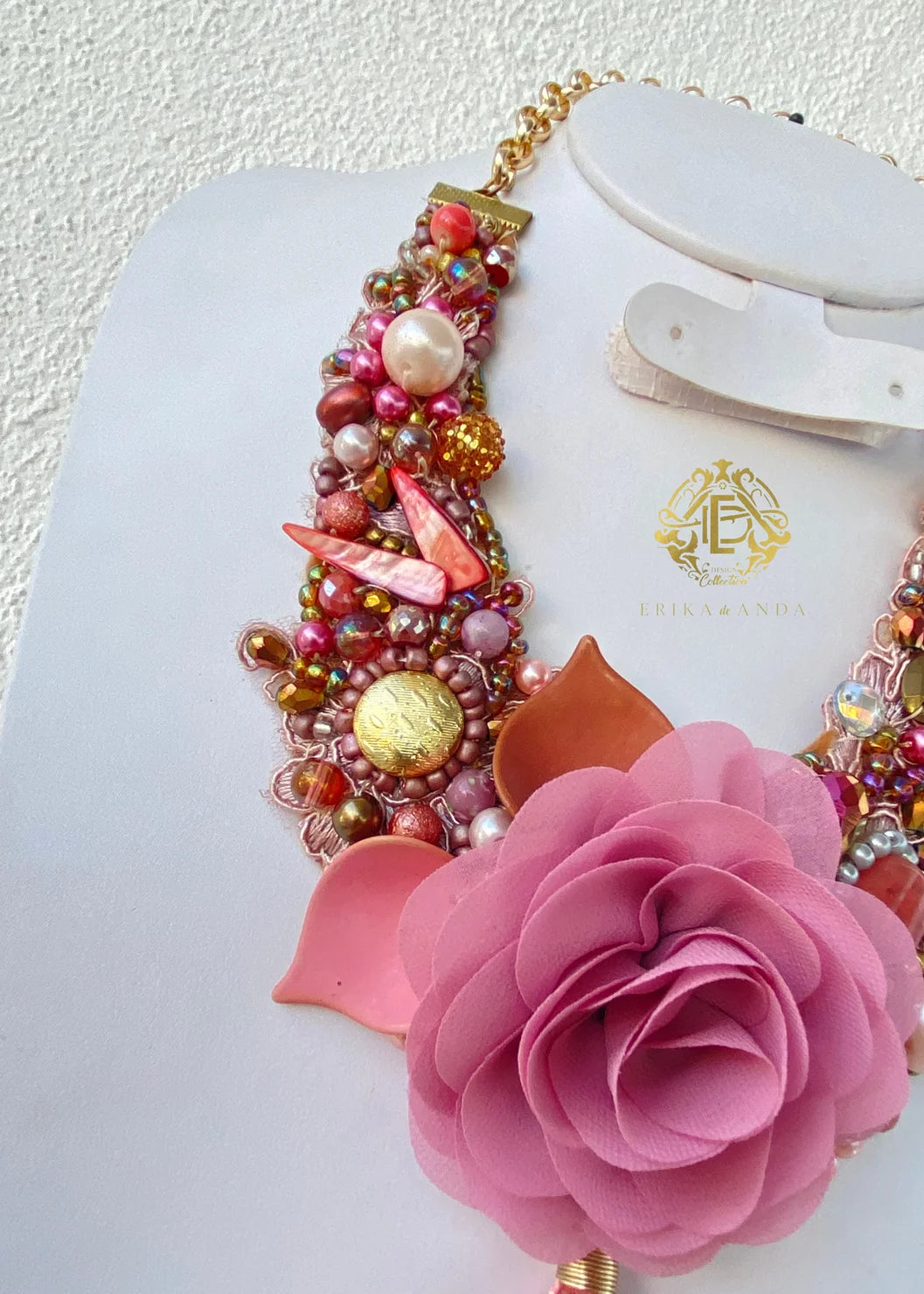 COLLAR ROSA CON FLOR DE CHIFÓN GAMA MEDIA Y ARETES