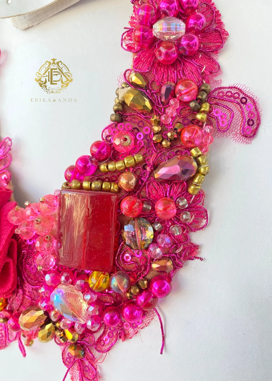COLLAR ROSA CON ACRÍLICO Y ARETES
