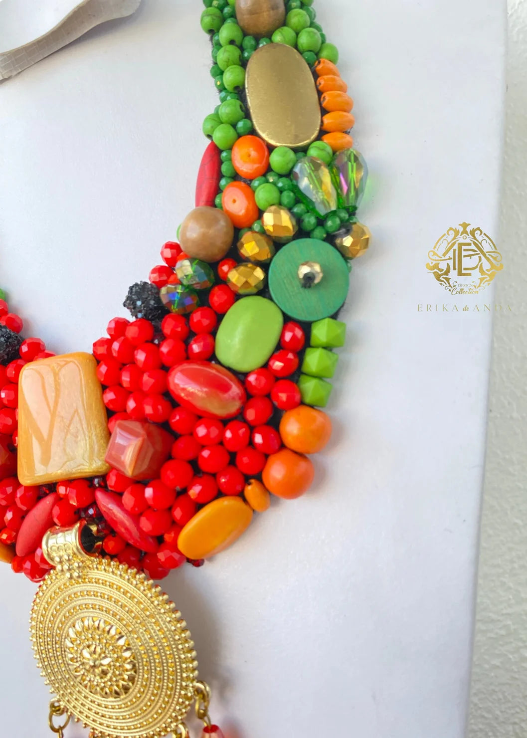 COLLAR MULTICOLOR CON DIJE RUEDA DORADO Y ARETES