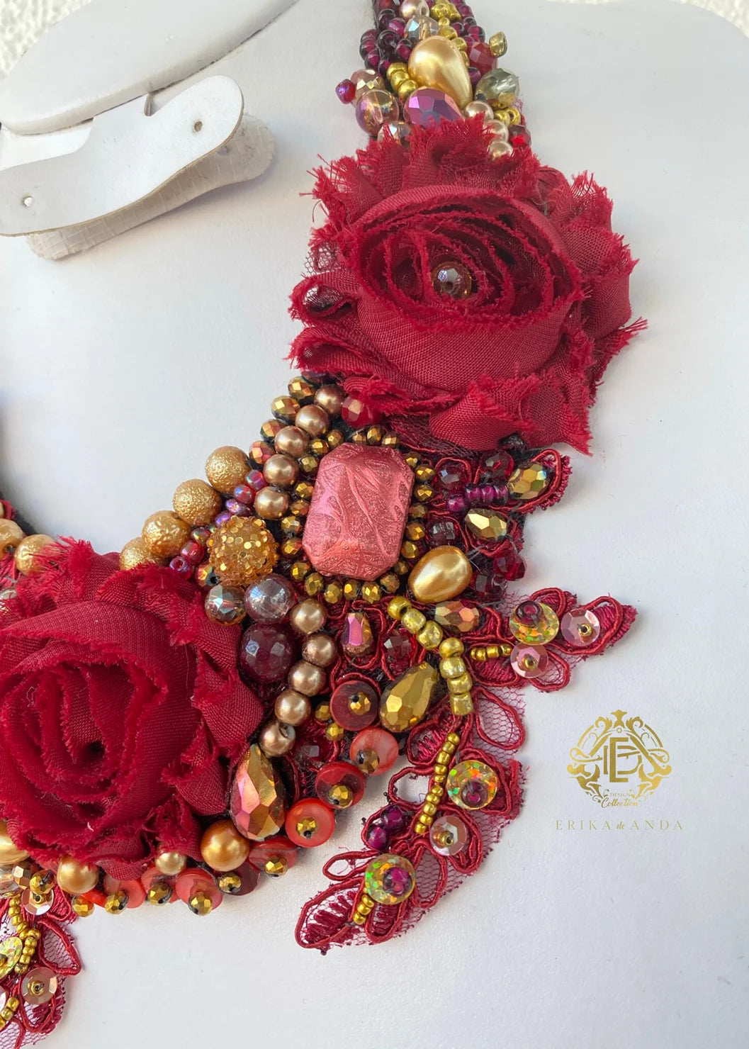 COLLAR TINTO 3 FLORES DE CHIFÓN Y ARETES DE FLOR