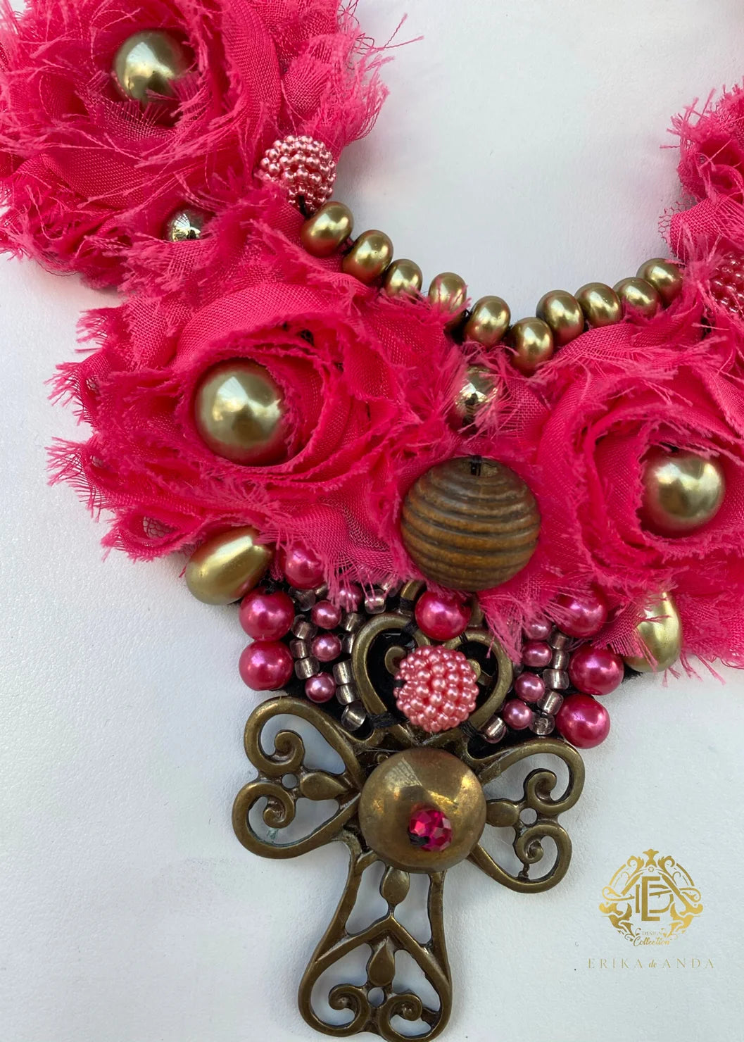 COLLAR DE CRUZ METALICA Y FLORES DE CHIFÓN CON ARETES