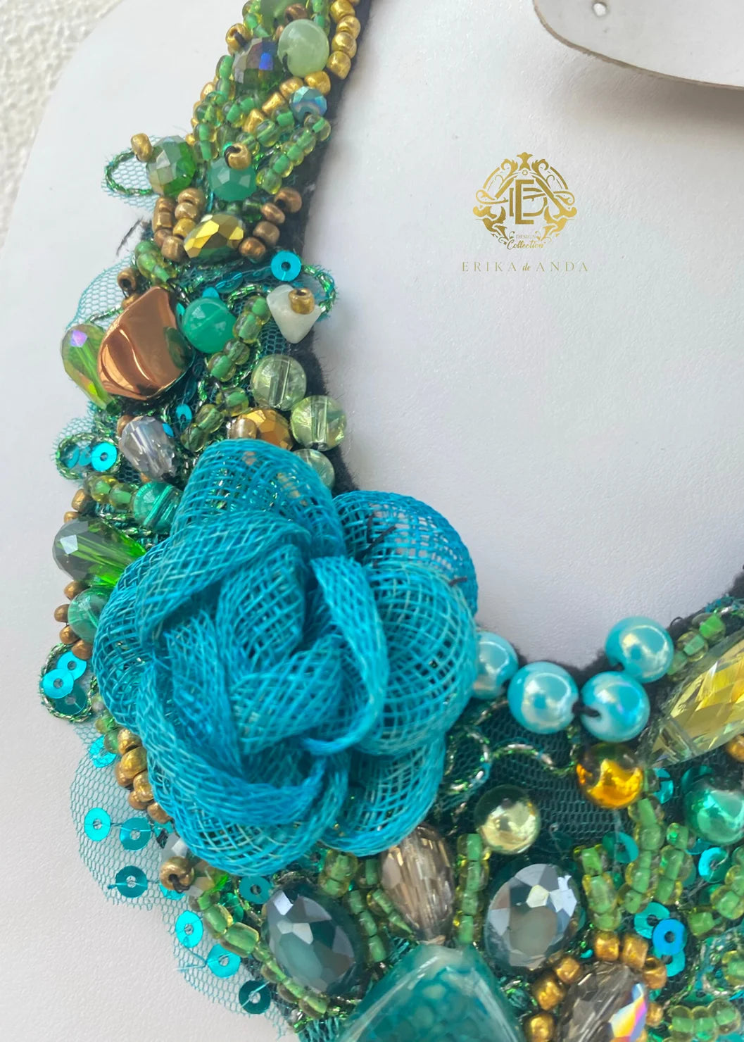 COLLAR VERDE DE CRISTAL Y CARETES