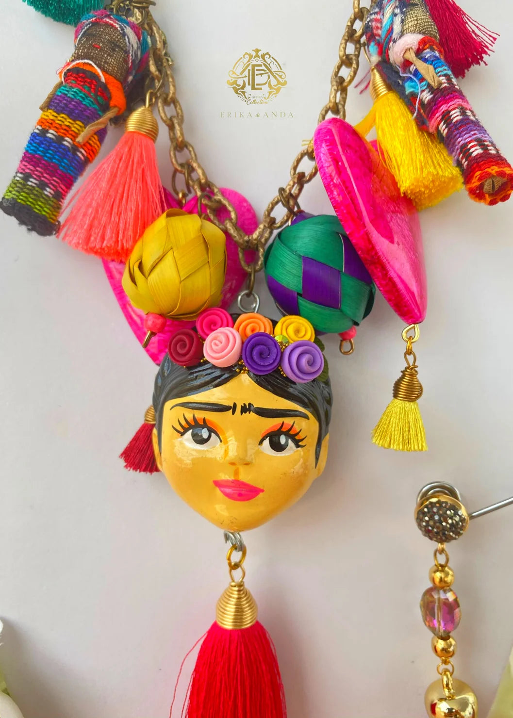 COLLAR FRIDA KHALO CON MOTAS DE COLORES Y PETATE