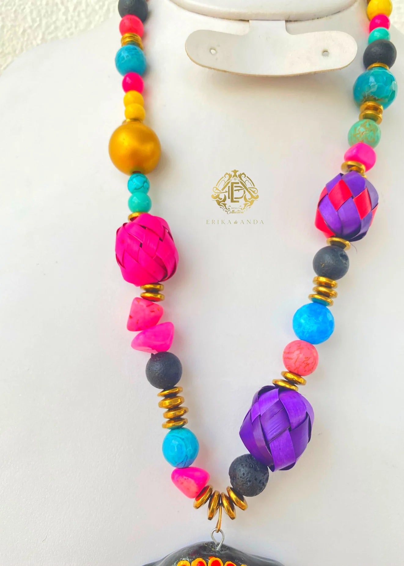 COLLAR DIJE DE LEON CON MOTA DE HILo