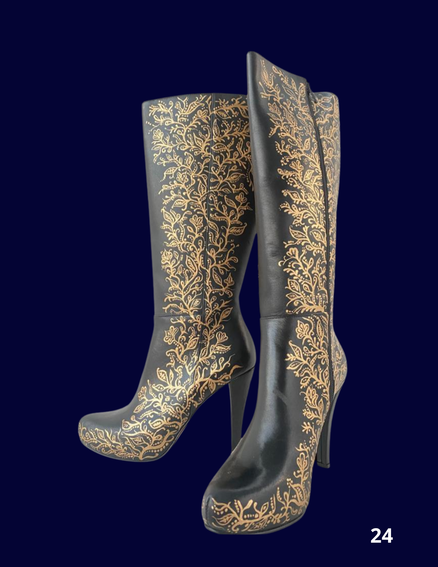 BOTAS NEGRAS PINTADAS ESTILO FLORAL EN TONOS DORADOS