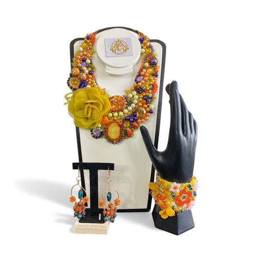 COLLAR CON CHAQUIRON AMARILLA CON ARETES Y PULSERA