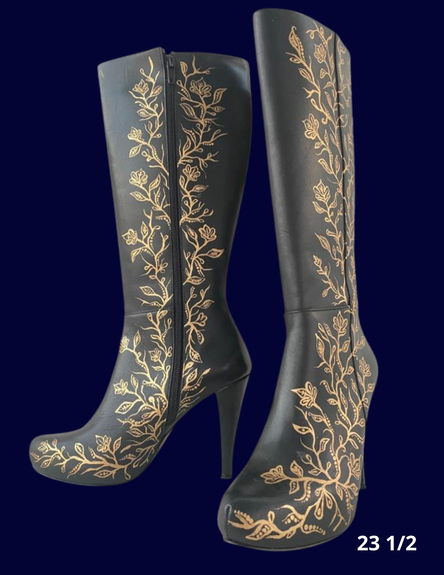 BOTAS NEGRAS PINTADAS ESTILO FLORAL EN TONOS DORADOS