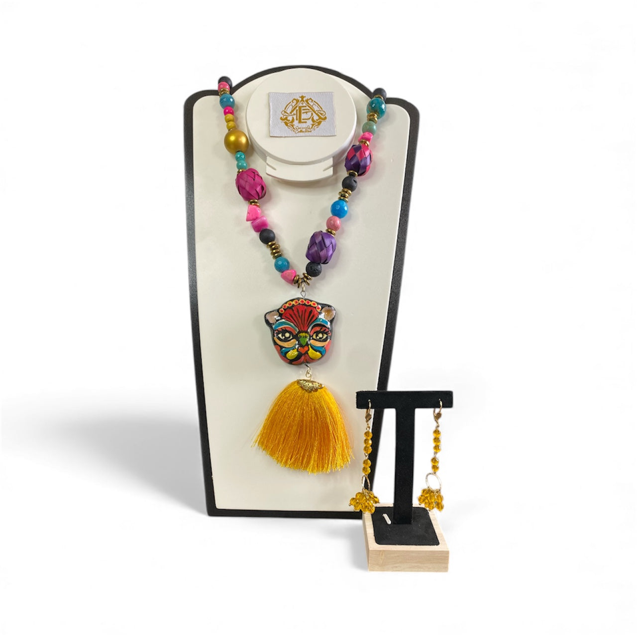 COLLAR DIJE DE LEON CON MOTA DE HILo
