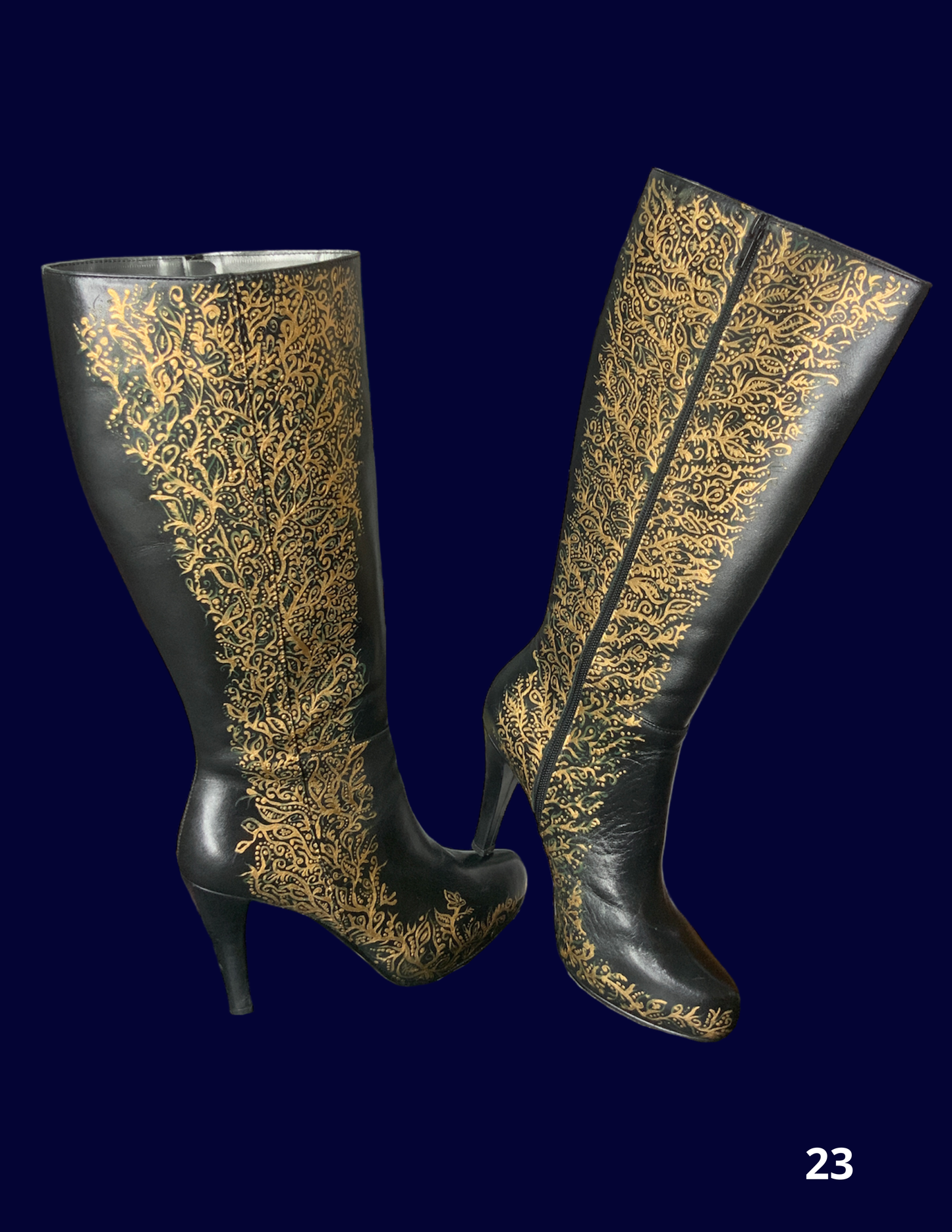 BOTAS NEGRAS PINTADAS ESTILO FLORAL EN TONOS DORADOS
