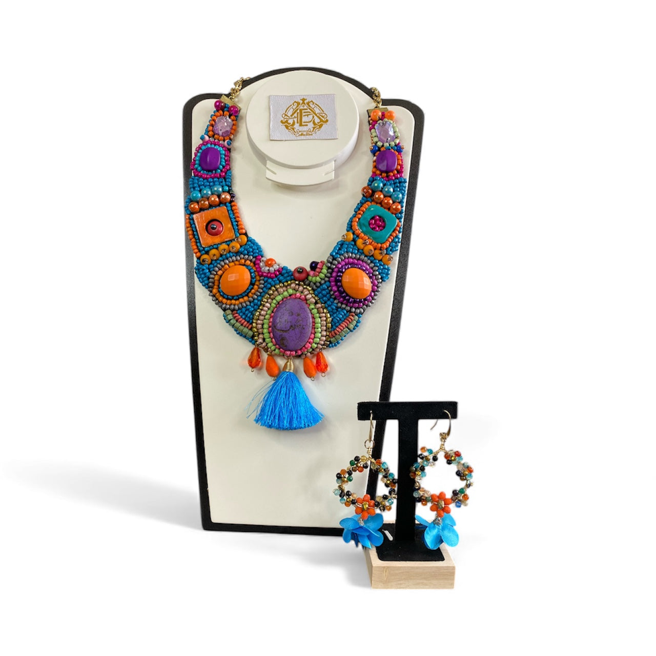 COLLAR DE MOTAS DE HILO CON ARETES