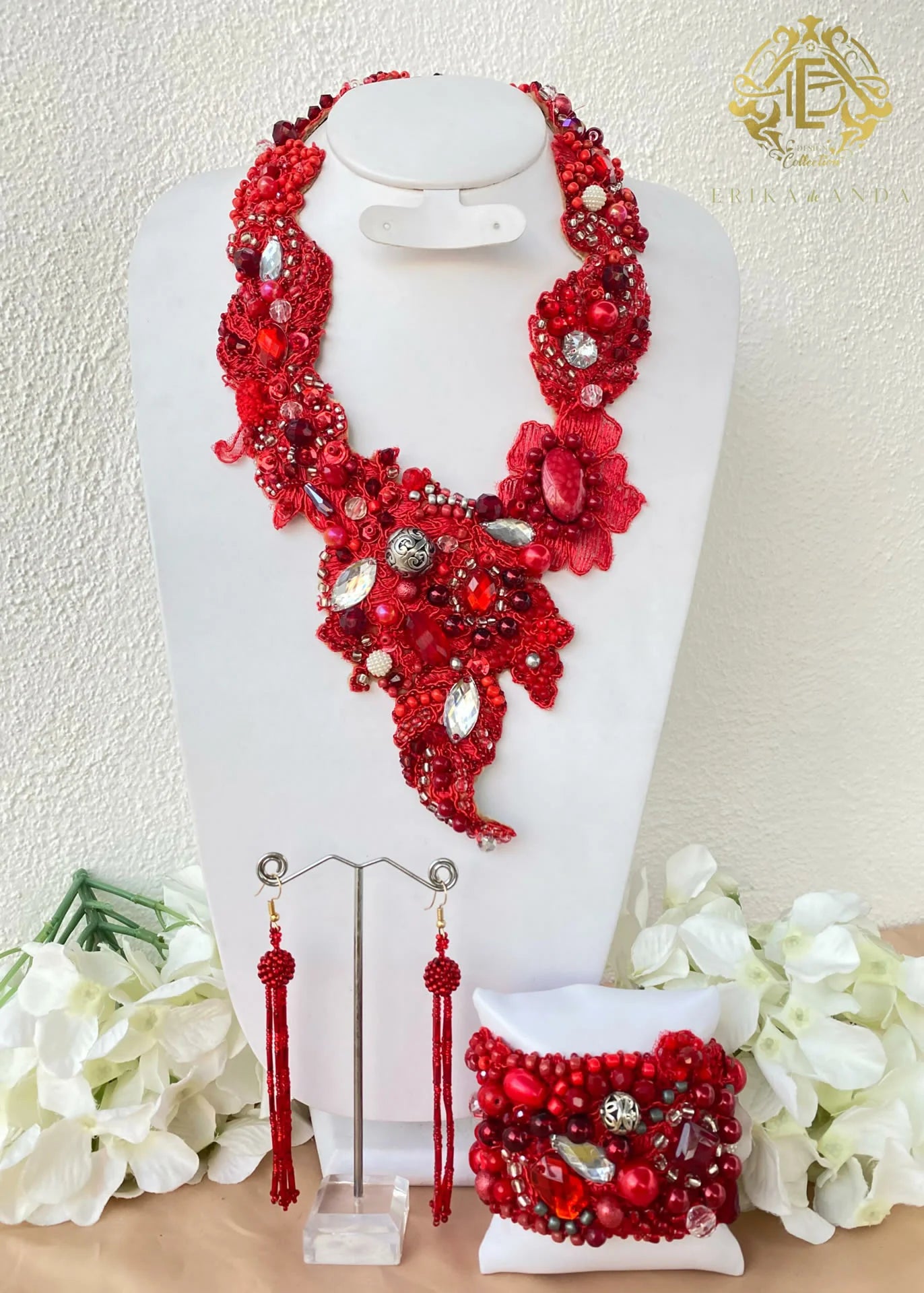 COLLAR ROJO CRISTAL BORDADO CON CHAQUIRÓN,ARETES Y PULSERA